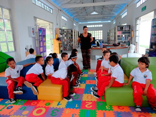 Preescolar visita la biblioteca municipal